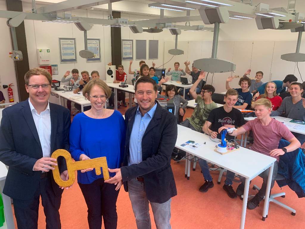 Pressefoto HCG Beilstein neuer Fachraum NwT Schlsselbergabe Patrick Holl Dorit Zhringer Jochen BrJPG