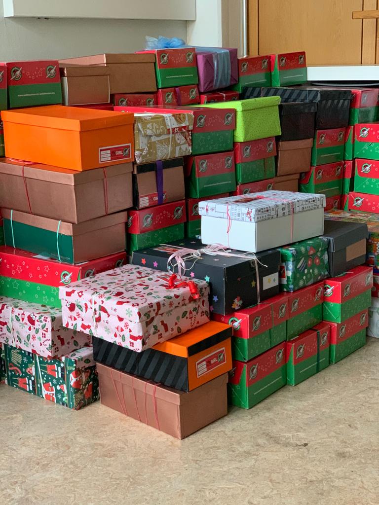 Herzog Christoph Gymnasium Beilstein Schuler Innen Beweisen Grossherzigkeit Weihnachten Im Schuhkarton Am Hcg